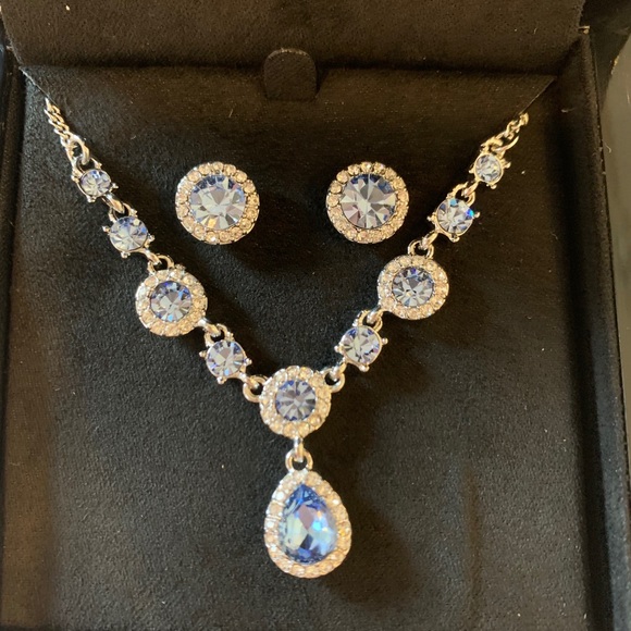 Givenchy
Silver-Tone Crystal Earrings & Necklace - Picture 2 of 9